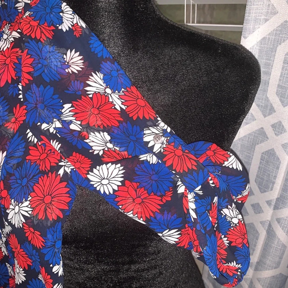 Blouse with Floral pattern V-Neck Roll Tab - Picture 3 of 4